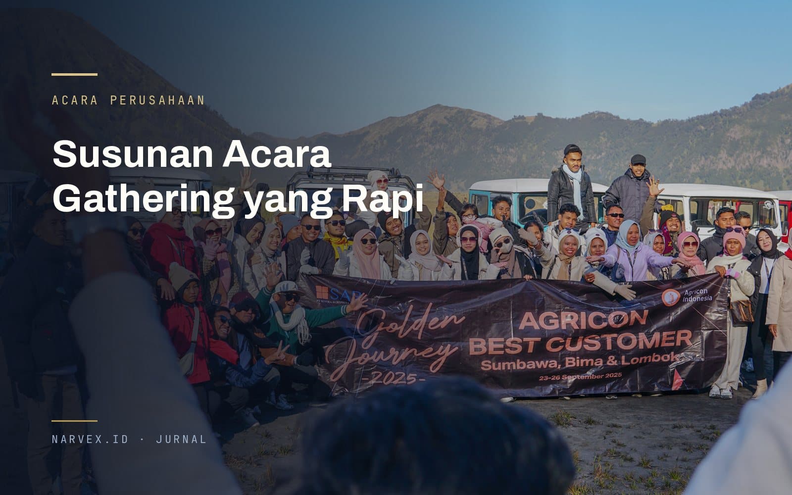Foto bersama peserta perjalanan insentif perusahaan di depan spanduk acara dengan latar perbukitan